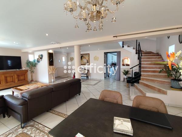 Maison 5 pièces - 221 m²