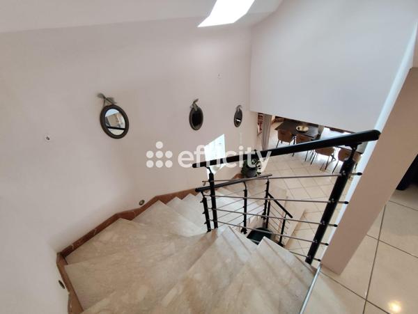 Maison 5 pièces - 221 m²