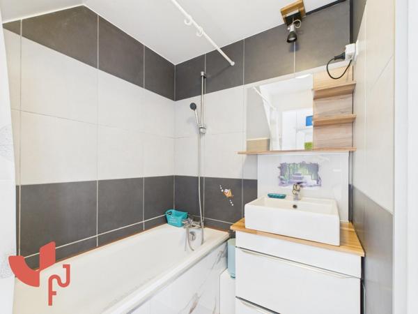 T2 lumineux avec extérieur et place de parking