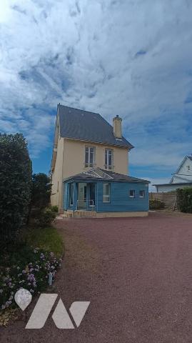 JULLOUVILLE Villa des années 1920 en front de mer