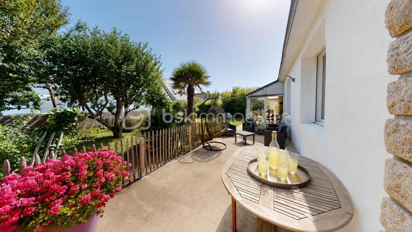 Située à Saint-Guénolé, au cœur du Pays Bigouden, l’un des plus importants ports de pêche de France, cette maison bénéficie d’un emplacement privilégié. Nichée dans un quartier calme et recherché, à mi-chemin entre le port et la célèbre Tour Carrée, elle a été entièrement rénovée en 2021 avec goût.

Dès l’entrée, vous serez séduit par la belle luminosité du vaste double séjour. Celui-ci s’ouvre sur une agréable véranda donnant accès à un jardin clos, arboré et parfaitement exposé plein sud, véritable invitation à la détente.

Le rez-de-chaussée offre également une chambre, une salle d’eau moderne ainsi que des toilettes indépendantes, permettant une vie de plain-pied.

À l’étage, vous découvrirez deux belles chambres, une seconde salle d’eau et des toilettes séparées, offrant un espace confortable pour accueillir famille et amis.

Un véritable atout complète ce bien, une arrière cuisine et un bureau à l'étage. Il pourra facilement devenir un espace dédié à une activité professionnelle.

Une remise vient parfaire l’ensemble, idéale pour le rangement de votre matériel, un atelier de bricolage ou un espace consacré à vos loisirs créatifs.

Un bien rare sur le secteur, alliant confort, fonctionnalité et emplacement de qualité.

Contactez dès aujourd’hui Edith, en exclusivité, pour organiser votre visite et découvrir tout le potentiel de cette maison.