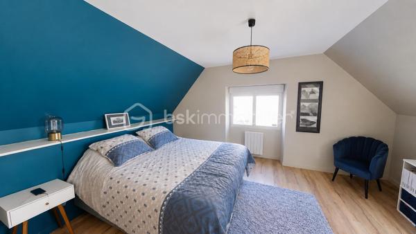 Située à Saint-Guénolé, au cœur du Pays Bigouden, l’un des plus importants ports de pêche de France, cette maison bénéficie d’un emplacement privilégié. Nichée dans un quartier calme et recherché, à mi-chemin entre le port et la célèbre Tour Carrée, elle a été entièrement rénovée en 2021 avec goût.

Dès l’entrée, vous serez séduit par la belle luminosité du vaste double séjour. Celui-ci s’ouvre sur une agréable véranda donnant accès à un jardin clos, arboré et parfaitement exposé plein sud, véritable invitation à la détente.

Le rez-de-chaussée offre également une chambre, une salle d’eau moderne ainsi que des toilettes indépendantes, permettant une vie de plain-pied.

À l’étage, vous découvrirez deux belles chambres, une seconde salle d’eau et des toilettes séparées, offrant un espace confortable pour accueillir famille et amis.

Un véritable atout complète ce bien, une arrière cuisine et un bureau à l'étage. Il pourra facilement devenir un espace dédié à une activité professionnelle.

Une remise vient parfaire l’ensemble, idéale pour le rangement de votre matériel, un atelier de bricolage ou un espace consacré à vos loisirs créatifs.

Un bien rare sur le secteur, alliant confort, fonctionnalité et emplacement de qualité.

Contactez dès aujourd’hui Edith, en exclusivité, pour organiser votre visite et découvrir tout le potentiel de cette maison.