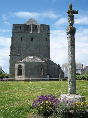 Située à Saint-Guénolé, au cœur du Pays Bigouden, l’un des plus importants ports de pêche de France, cette maison bénéficie d’un emplacement privilégié. Nichée dans un quartier calme et recherché, à mi-chemin entre le port et la célèbre Tour Carrée, elle a été entièrement rénovée en 2021 avec goût.

Dès l’entrée, vous serez séduit par la belle luminosité du vaste double séjour. Celui-ci s’ouvre sur une agréable véranda donnant accès à un jardin clos, arboré et parfaitement exposé plein sud, véritable invitation à la détente.

Le rez-de-chaussée offre également une chambre, une salle d’eau moderne ainsi que des toilettes indépendantes, permettant une vie de plain-pied.

À l’étage, vous découvrirez deux belles chambres, une seconde salle d’eau et des toilettes séparées, offrant un espace confortable pour accueillir famille et amis.

Un véritable atout complète ce bien, une arrière cuisine et un bureau à l'étage. Il pourra facilement devenir un espace dédié à une activité professionnelle.

Une remise vient parfaire l’ensemble, idéale pour le rangement de votre matériel, un atelier de bricolage ou un espace consacré à vos loisirs créatifs.

Un bien rare sur le secteur, alliant confort, fonctionnalité et emplacement de qualité.

Contactez dès aujourd’hui Edith, en exclusivité, pour organiser votre visite et découvrir tout le potentiel de cette maison.