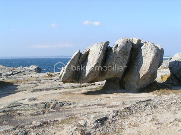 Située à Saint-Guénolé, au cœur du Pays Bigouden, l’un des plus importants ports de pêche de France, cette maison bénéficie d’un emplacement privilégié. Nichée dans un quartier calme et recherché, à mi-chemin entre le port et la célèbre Tour Carrée, elle a été entièrement rénovée en 2021 avec goût.

Dès l’entrée, vous serez séduit par la belle luminosité du vaste double séjour. Celui-ci s’ouvre sur une agréable véranda donnant accès à un jardin clos, arboré et parfaitement exposé plein sud, véritable invitation à la détente.

Le rez-de-chaussée offre également une chambre, une salle d’eau moderne ainsi que des toilettes indépendantes, permettant une vie de plain-pied.

À l’étage, vous découvrirez deux belles chambres, une seconde salle d’eau et des toilettes séparées, offrant un espace confortable pour accueillir famille et amis.

Un véritable atout complète ce bien, une arrière cuisine et un bureau à l'étage. Il pourra facilement devenir un espace dédié à une activité professionnelle.

Une remise vient parfaire l’ensemble, idéale pour le rangement de votre matériel, un atelier de bricolage ou un espace consacré à vos loisirs créatifs.

Un bien rare sur le secteur, alliant confort, fonctionnalité et emplacement de qualité.

Contactez dès aujourd’hui Edith, en exclusivité, pour organiser votre visite et découvrir tout le potentiel de cette maison.