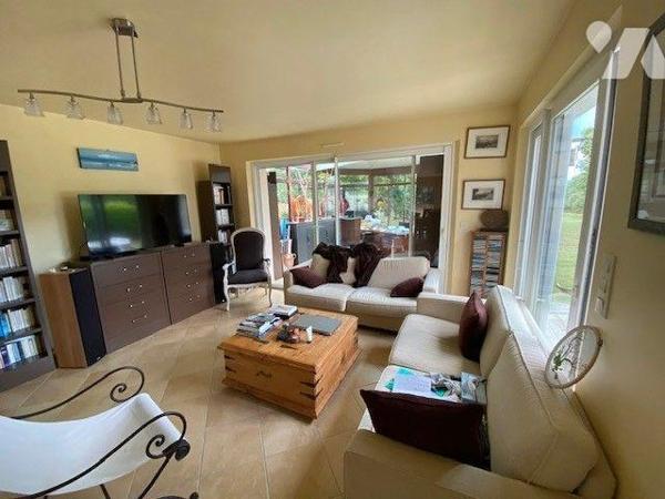 A proximité immédiate de la mer, des plages, de la campagne et non loin du bourg de PLOUHA, jol...