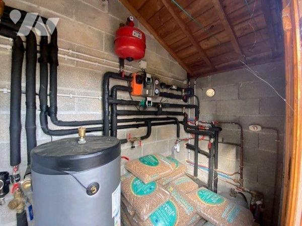 A proximité immédiate de la mer, des plages, de la campagne et non loin du bourg de PLOUHA, jol...