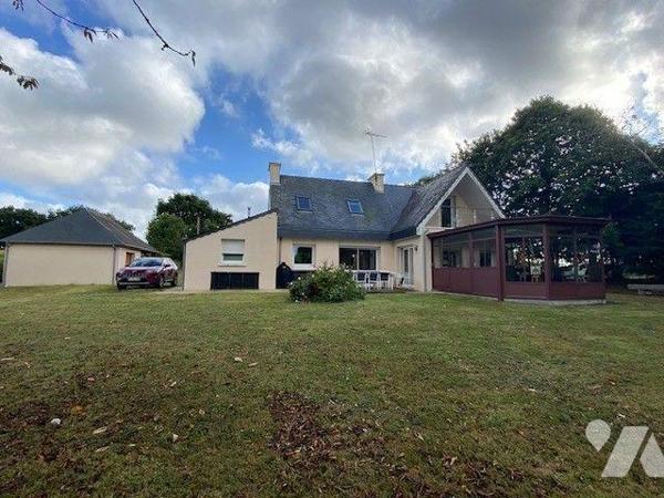 A proximité immédiate de la mer, des plages, de la campagne et non loin du bourg de PLOUHA, jol...
