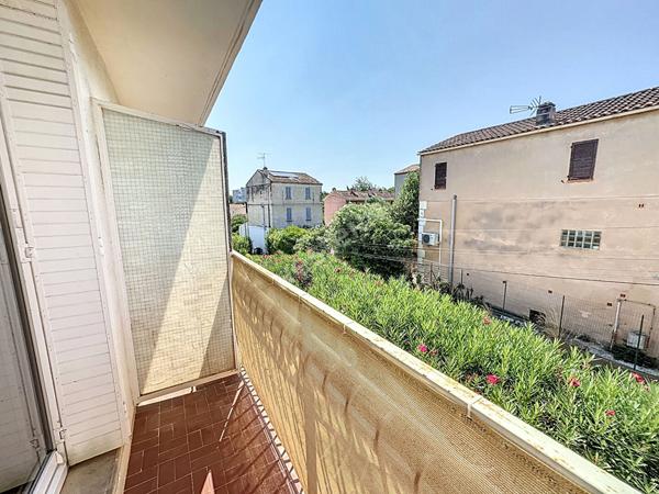 Appartement La Seyne Sur Mer 2 pièces de 45 m² avec cave et parking