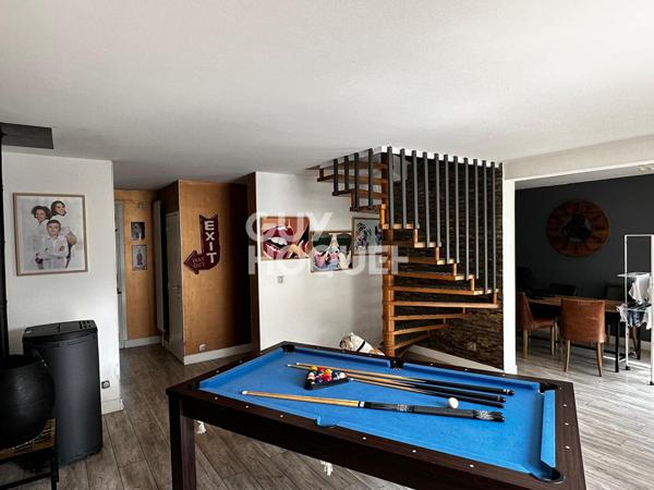 Maison familiale avec piscine. Plateau de Montrond (25 km de Lyon)