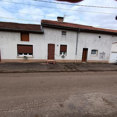 Ancienne ferme à rénover avec terrain et hangar.