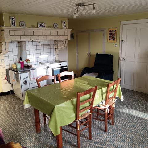 Ancienne ferme à rénover avec terrain et hangar.