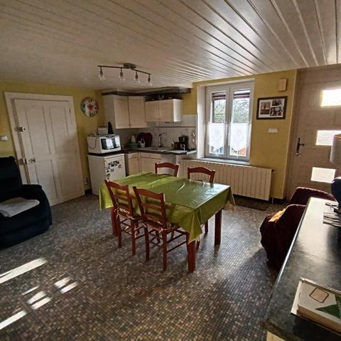 Ancienne ferme à rénover avec terrain et hangar.