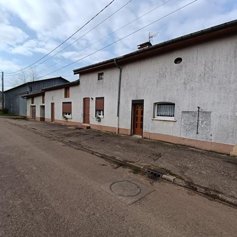 Ancienne ferme à rénover avec terrain et hangar.