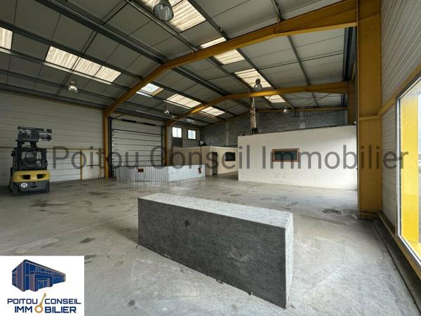A LOUER LOCAL COMMERCIAL 370m2 AVEC PORTE SECTIONNELLE ET PARKINGS ZONE D’ACTIVITES ECHIRE PROCHE NIORT