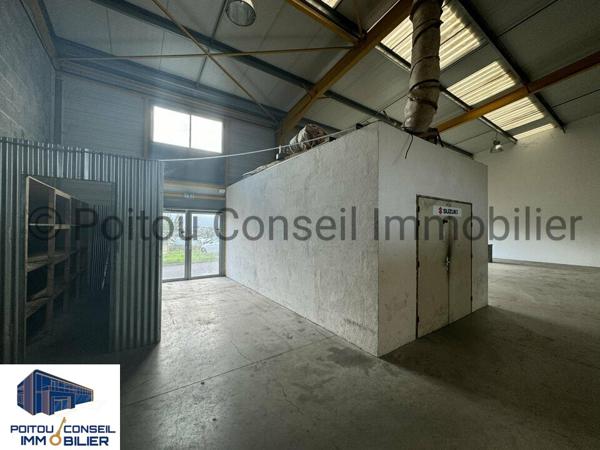 A LOUER LOCAL COMMERCIAL 370m2 AVEC PORTE SECTIONNELLE ET PARKINGS ZONE D’ACTIVITES ECHIRE PROCHE NIORT