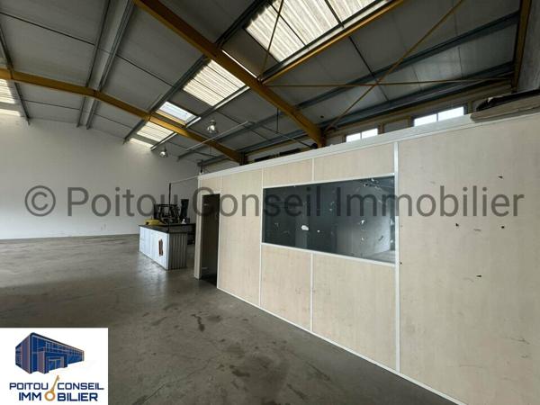 A LOUER LOCAL COMMERCIAL 370m2 AVEC PORTE SECTIONNELLE ET PARKINGS ZONE D’ACTIVITES ECHIRE PROCHE NIORT