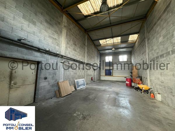 A LOUER LOCAL COMMERCIAL 370m2 AVEC PORTE SECTIONNELLE ET PARKINGS ZONE D’ACTIVITES ECHIRE PROCHE NIORT