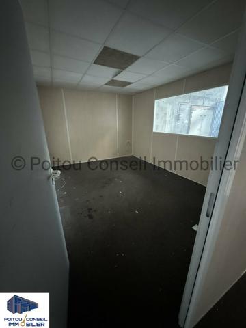 A LOUER LOCAL COMMERCIAL 370m2 AVEC PORTE SECTIONNELLE ET PARKINGS ZONE D’ACTIVITES ECHIRE PROCHE NIORT