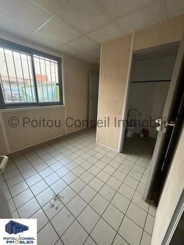 A LOUER LOCAL COMMERCIAL 370m2 AVEC PORTE SECTIONNELLE ET PARKINGS ZONE D’ACTIVITES ECHIRE PROCHE NIORT