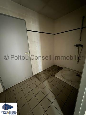 A LOUER LOCAL COMMERCIAL 370m2 AVEC PORTE SECTIONNELLE ET PARKINGS ZONE D’ACTIVITES ECHIRE PROCHE NIORT