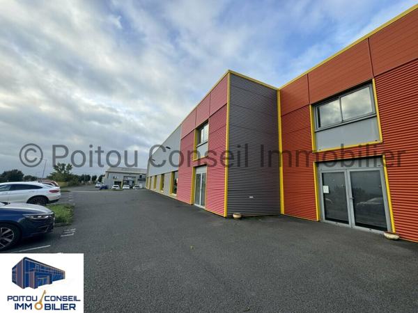 A LOUER LOCAL COMMERCIAL 370m2 AVEC PORTE SECTIONNELLE ET PARKINGS ZONE D’ACTIVITES ECHIRE PROCHE NIORT