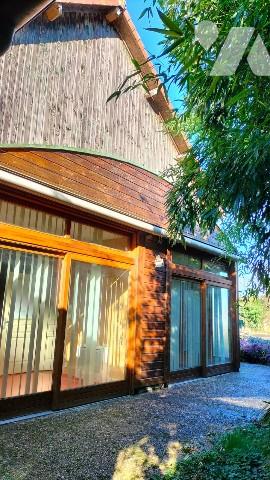 L'étude GAUME vous propose cette maison/local professionnel en parfait état situé plein centre.