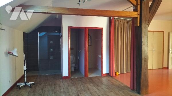 L'étude GAUME vous propose cette maison/local professionnel en parfait état situé plein centre.