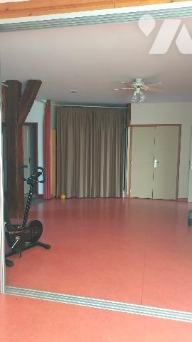 L'étude GAUME vous propose cette maison/local professionnel en parfait état situé plein centre.