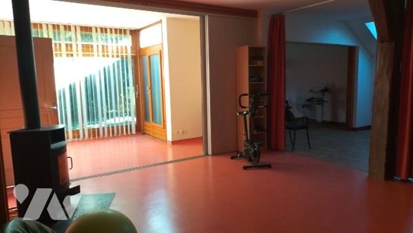 L'étude GAUME vous propose cette maison/local professionnel en parfait état situé plein centre.