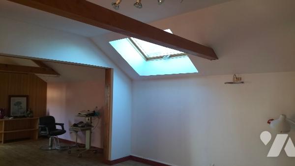 L'étude GAUME vous propose cette maison/local professionnel en parfait état situé plein centre.