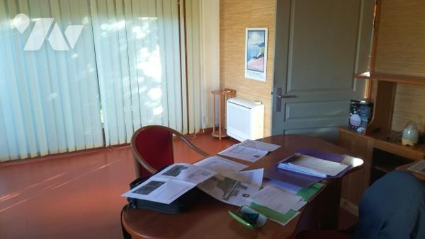 L'étude GAUME vous propose cette maison/local professionnel en parfait état situé plein centre.