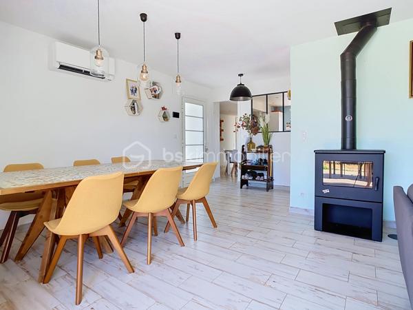 Découvrez cette superbe maison de plain-pied, sans aucun travaux à prévoir, située dans le quartier très calme et prisé du Bouquet .Elle est érigée sur une belle parcelle conséquente de plus de 560 m², elle vous permettra de profiter pleinement des beaux jours, de vos futurs déjeuners en terrasse et de moments de convivialité privilégiés entre amis.
Dès l'entrée, vous serez séduit par un magnifique salon baigné de lumière avec un accès direct sur la terrasse et le jardin. Grâce à sa configuration de plain-pied, la majorité des pièces donnent directement sur le jardin, vous offrant ainsi une vue apaisante depuis quasiment toute la maison. Le salon est prolongé par une grande cuisine dînatoire conviviale, idéale pour recevoir et partager des repas en famille. Vous profiterez d'un confort optimal grâce à un poêle à bois Godin tout neuf et une climatisation réversible.
Côté nuit, la maison de 116 m² habitables propose quatre chambres au total : trois belles chambres ainsi qu'une suite parentale comprenant une très belle salle d'eau spacieuse avec une véritable douche à l'italienne, un WC privatif, et une pièce pouvant servir de dressing. L'espace nuit dispose également d'une salle de bain indépendante équipée d'une baignoire, d'une double vasque, ainsi qu'un WC indépendant.
En complément, vous bénéficierez d'une surface annexe exceptionnelle de 55 m² comprenant un double garage, un atelier, une buanderie, ainsi qu'un espace aménagé en bureau, idéal pour l'exercice d'une profession libérale ou de télétravail en toute indépendance. L'ensemble est complété par deux places de stationnement extérieures.
Les écoles (de la maternelle au collège) et les commerces du centre-ville sont accessibles à pied pour un quotidien idéal.
Il s'agit d'une opportunité rare sur le secteur. À visiter sans tarder !