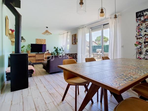 Découvrez cette superbe maison de plain-pied, sans aucun travaux à prévoir, située dans le quartier très calme et prisé du Bouquet .Elle est érigée sur une belle parcelle conséquente de plus de 560 m², elle vous permettra de profiter pleinement des beaux jours, de vos futurs déjeuners en terrasse et de moments de convivialité privilégiés entre amis.
Dès l'entrée, vous serez séduit par un magnifique salon baigné de lumière avec un accès direct sur la terrasse et le jardin. Grâce à sa configuration de plain-pied, la majorité des pièces donnent directement sur le jardin, vous offrant ainsi une vue apaisante depuis quasiment toute la maison. Le salon est prolongé par une grande cuisine dînatoire conviviale, idéale pour recevoir et partager des repas en famille. Vous profiterez d'un confort optimal grâce à un poêle à bois Godin tout neuf et une climatisation réversible.
Côté nuit, la maison de 116 m² habitables propose quatre chambres au total : trois belles chambres ainsi qu'une suite parentale comprenant une très belle salle d'eau spacieuse avec une véritable douche à l'italienne, un WC privatif, et une pièce pouvant servir de dressing. L'espace nuit dispose également d'une salle de bain indépendante équipée d'une baignoire, d'une double vasque, ainsi qu'un WC indépendant.
En complément, vous bénéficierez d'une surface annexe exceptionnelle de 55 m² comprenant un double garage, un atelier, une buanderie, ainsi qu'un espace aménagé en bureau, idéal pour l'exercice d'une profession libérale ou de télétravail en toute indépendance. L'ensemble est complété par deux places de stationnement extérieures.
Les écoles (de la maternelle au collège) et les commerces du centre-ville sont accessibles à pied pour un quotidien idéal.
Il s'agit d'une opportunité rare sur le secteur. À visiter sans tarder !