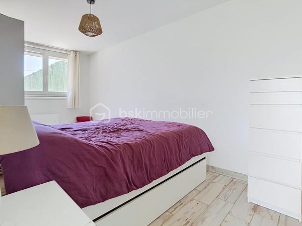 Découvrez cette superbe maison de plain-pied, sans aucun travaux à prévoir, située dans le quartier très calme et prisé du Bouquet .Elle est érigée sur une belle parcelle conséquente de plus de 560 m², elle vous permettra de profiter pleinement des beaux jours, de vos futurs déjeuners en terrasse et de moments de convivialité privilégiés entre amis.
Dès l'entrée, vous serez séduit par un magnifique salon baigné de lumière avec un accès direct sur la terrasse et le jardin. Grâce à sa configuration de plain-pied, la majorité des pièces donnent directement sur le jardin, vous offrant ainsi une vue apaisante depuis quasiment toute la maison. Le salon est prolongé par une grande cuisine dînatoire conviviale, idéale pour recevoir et partager des repas en famille. Vous profiterez d'un confort optimal grâce à un poêle à bois Godin tout neuf et une climatisation réversible.
Côté nuit, la maison de 116 m² habitables propose quatre chambres au total : trois belles chambres ainsi qu'une suite parentale comprenant une très belle salle d'eau spacieuse avec une véritable douche à l'italienne, un WC privatif, et une pièce pouvant servir de dressing. L'espace nuit dispose également d'une salle de bain indépendante équipée d'une baignoire, d'une double vasque, ainsi qu'un WC indépendant.
En complément, vous bénéficierez d'une surface annexe exceptionnelle de 55 m² comprenant un double garage, un atelier, une buanderie, ainsi qu'un espace aménagé en bureau, idéal pour l'exercice d'une profession libérale ou de télétravail en toute indépendance. L'ensemble est complété par deux places de stationnement extérieures.
Les écoles (de la maternelle au collège) et les commerces du centre-ville sont accessibles à pied pour un quotidien idéal.
Il s'agit d'une opportunité rare sur le secteur. À visiter sans tarder !
