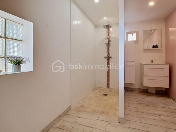 Découvrez cette superbe maison de plain-pied, sans aucun travaux à prévoir, située dans le quartier très calme et prisé du Bouquet .Elle est érigée sur une belle parcelle conséquente de plus de 560 m², elle vous permettra de profiter pleinement des beaux jours, de vos futurs déjeuners en terrasse et de moments de convivialité privilégiés entre amis.
Dès l'entrée, vous serez séduit par un magnifique salon baigné de lumière avec un accès direct sur la terrasse et le jardin. Grâce à sa configuration de plain-pied, la majorité des pièces donnent directement sur le jardin, vous offrant ainsi une vue apaisante depuis quasiment toute la maison. Le salon est prolongé par une grande cuisine dînatoire conviviale, idéale pour recevoir et partager des repas en famille. Vous profiterez d'un confort optimal grâce à un poêle à bois Godin tout neuf et une climatisation réversible.
Côté nuit, la maison de 116 m² habitables propose quatre chambres au total : trois belles chambres ainsi qu'une suite parentale comprenant une très belle salle d'eau spacieuse avec une véritable douche à l'italienne, un WC privatif, et une pièce pouvant servir de dressing. L'espace nuit dispose également d'une salle de bain indépendante équipée d'une baignoire, d'une double vasque, ainsi qu'un WC indépendant.
En complément, vous bénéficierez d'une surface annexe exceptionnelle de 55 m² comprenant un double garage, un atelier, une buanderie, ainsi qu'un espace aménagé en bureau, idéal pour l'exercice d'une profession libérale ou de télétravail en toute indépendance. L'ensemble est complété par deux places de stationnement extérieures.
Les écoles (de la maternelle au collège) et les commerces du centre-ville sont accessibles à pied pour un quotidien idéal.
Il s'agit d'une opportunité rare sur le secteur. À visiter sans tarder !