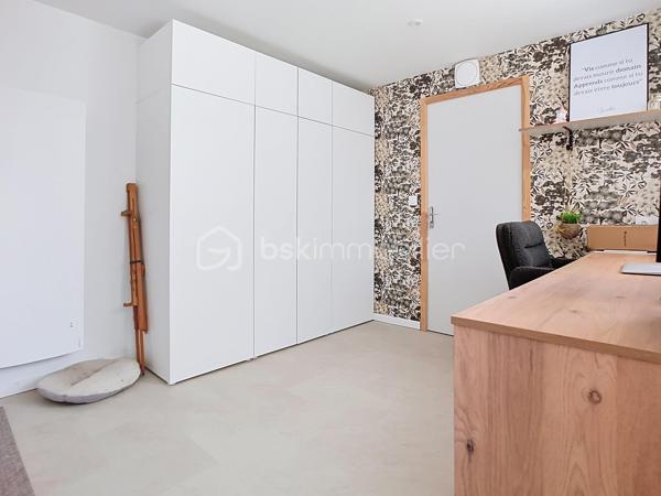 Découvrez cette superbe maison de plain-pied, sans aucun travaux à prévoir, située dans le quartier très calme et prisé du Bouquet .Elle est érigée sur une belle parcelle conséquente de plus de 560 m², elle vous permettra de profiter pleinement des beaux jours, de vos futurs déjeuners en terrasse et de moments de convivialité privilégiés entre amis.
Dès l'entrée, vous serez séduit par un magnifique salon baigné de lumière avec un accès direct sur la terrasse et le jardin. Grâce à sa configuration de plain-pied, la majorité des pièces donnent directement sur le jardin, vous offrant ainsi une vue apaisante depuis quasiment toute la maison. Le salon est prolongé par une grande cuisine dînatoire conviviale, idéale pour recevoir et partager des repas en famille. Vous profiterez d'un confort optimal grâce à un poêle à bois Godin tout neuf et une climatisation réversible.
Côté nuit, la maison de 116 m² habitables propose quatre chambres au total : trois belles chambres ainsi qu'une suite parentale comprenant une très belle salle d'eau spacieuse avec une véritable douche à l'italienne, un WC privatif, et une pièce pouvant servir de dressing. L'espace nuit dispose également d'une salle de bain indépendante équipée d'une baignoire, d'une double vasque, ainsi qu'un WC indépendant.
En complément, vous bénéficierez d'une surface annexe exceptionnelle de 55 m² comprenant un double garage, un atelier, une buanderie, ainsi qu'un espace aménagé en bureau, idéal pour l'exercice d'une profession libérale ou de télétravail en toute indépendance. L'ensemble est complété par deux places de stationnement extérieures.
Les écoles (de la maternelle au collège) et les commerces du centre-ville sont accessibles à pied pour un quotidien idéal.
Il s'agit d'une opportunité rare sur le secteur. À visiter sans tarder !