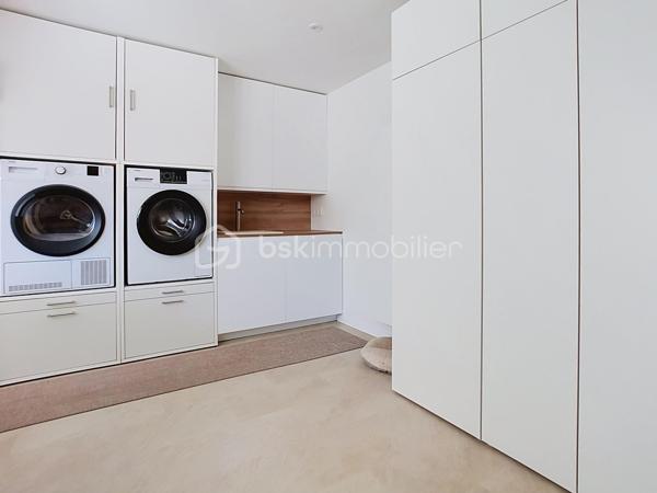 Découvrez cette superbe maison de plain-pied, sans aucun travaux à prévoir, située dans le quartier très calme et prisé du Bouquet .Elle est érigée sur une belle parcelle conséquente de plus de 560 m², elle vous permettra de profiter pleinement des beaux jours, de vos futurs déjeuners en terrasse et de moments de convivialité privilégiés entre amis.
Dès l'entrée, vous serez séduit par un magnifique salon baigné de lumière avec un accès direct sur la terrasse et le jardin. Grâce à sa configuration de plain-pied, la majorité des pièces donnent directement sur le jardin, vous offrant ainsi une vue apaisante depuis quasiment toute la maison. Le salon est prolongé par une grande cuisine dînatoire conviviale, idéale pour recevoir et partager des repas en famille. Vous profiterez d'un confort optimal grâce à un poêle à bois Godin tout neuf et une climatisation réversible.
Côté nuit, la maison de 116 m² habitables propose quatre chambres au total : trois belles chambres ainsi qu'une suite parentale comprenant une très belle salle d'eau spacieuse avec une véritable douche à l'italienne, un WC privatif, et une pièce pouvant servir de dressing. L'espace nuit dispose également d'une salle de bain indépendante équipée d'une baignoire, d'une double vasque, ainsi qu'un WC indépendant.
En complément, vous bénéficierez d'une surface annexe exceptionnelle de 55 m² comprenant un double garage, un atelier, une buanderie, ainsi qu'un espace aménagé en bureau, idéal pour l'exercice d'une profession libérale ou de télétravail en toute indépendance. L'ensemble est complété par deux places de stationnement extérieures.
Les écoles (de la maternelle au collège) et les commerces du centre-ville sont accessibles à pied pour un quotidien idéal.
Il s'agit d'une opportunité rare sur le secteur. À visiter sans tarder !