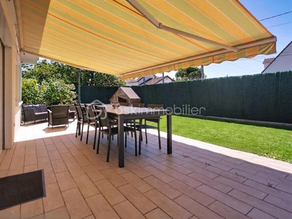 Découvrez cette superbe maison de plain-pied, sans aucun travaux à prévoir, située dans le quartier très calme et prisé du Bouquet .Elle est érigée sur une belle parcelle conséquente de plus de 560 m², elle vous permettra de profiter pleinement des beaux jours, de vos futurs déjeuners en terrasse et de moments de convivialité privilégiés entre amis.
Dès l'entrée, vous serez séduit par un magnifique salon baigné de lumière avec un accès direct sur la terrasse et le jardin. Grâce à sa configuration de plain-pied, la majorité des pièces donnent directement sur le jardin, vous offrant ainsi une vue apaisante depuis quasiment toute la maison. Le salon est prolongé par une grande cuisine dînatoire conviviale, idéale pour recevoir et partager des repas en famille. Vous profiterez d'un confort optimal grâce à un poêle à bois Godin tout neuf et une climatisation réversible.
Côté nuit, la maison de 116 m² habitables propose quatre chambres au total : trois belles chambres ainsi qu'une suite parentale comprenant une très belle salle d'eau spacieuse avec une véritable douche à l'italienne, un WC privatif, et une pièce pouvant servir de dressing. L'espace nuit dispose également d'une salle de bain indépendante équipée d'une baignoire, d'une double vasque, ainsi qu'un WC indépendant.
En complément, vous bénéficierez d'une surface annexe exceptionnelle de 55 m² comprenant un double garage, un atelier, une buanderie, ainsi qu'un espace aménagé en bureau, idéal pour l'exercice d'une profession libérale ou de télétravail en toute indépendance. L'ensemble est complété par deux places de stationnement extérieures.
Les écoles (de la maternelle au collège) et les commerces du centre-ville sont accessibles à pied pour un quotidien idéal.
Il s'agit d'une opportunité rare sur le secteur. À visiter sans tarder !