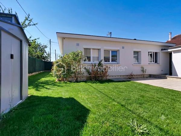 Découvrez cette superbe maison de plain-pied, sans aucun travaux à prévoir, située dans le quartier très calme et prisé du Bouquet .Elle est érigée sur une belle parcelle conséquente de plus de 560 m², elle vous permettra de profiter pleinement des beaux jours, de vos futurs déjeuners en terrasse et de moments de convivialité privilégiés entre amis.
Dès l'entrée, vous serez séduit par un magnifique salon baigné de lumière avec un accès direct sur la terrasse et le jardin. Grâce à sa configuration de plain-pied, la majorité des pièces donnent directement sur le jardin, vous offrant ainsi une vue apaisante depuis quasiment toute la maison. Le salon est prolongé par une grande cuisine dînatoire conviviale, idéale pour recevoir et partager des repas en famille. Vous profiterez d'un confort optimal grâce à un poêle à bois Godin tout neuf et une climatisation réversible.
Côté nuit, la maison de 116 m² habitables propose quatre chambres au total : trois belles chambres ainsi qu'une suite parentale comprenant une très belle salle d'eau spacieuse avec une véritable douche à l'italienne, un WC privatif, et une pièce pouvant servir de dressing. L'espace nuit dispose également d'une salle de bain indépendante équipée d'une baignoire, d'une double vasque, ainsi qu'un WC indépendant.
En complément, vous bénéficierez d'une surface annexe exceptionnelle de 55 m² comprenant un double garage, un atelier, une buanderie, ainsi qu'un espace aménagé en bureau, idéal pour l'exercice d'une profession libérale ou de télétravail en toute indépendance. L'ensemble est complété par deux places de stationnement extérieures.
Les écoles (de la maternelle au collège) et les commerces du centre-ville sont accessibles à pied pour un quotidien idéal.
Il s'agit d'une opportunité rare sur le secteur. À visiter sans tarder !