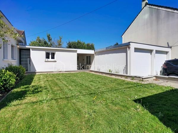 Découvrez cette superbe maison de plain-pied, sans aucun travaux à prévoir, située dans le quartier très calme et prisé du Bouquet .Elle est érigée sur une belle parcelle conséquente de plus de 560 m², elle vous permettra de profiter pleinement des beaux jours, de vos futurs déjeuners en terrasse et de moments de convivialité privilégiés entre amis.
Dès l'entrée, vous serez séduit par un magnifique salon baigné de lumière avec un accès direct sur la terrasse et le jardin. Grâce à sa configuration de plain-pied, la majorité des pièces donnent directement sur le jardin, vous offrant ainsi une vue apaisante depuis quasiment toute la maison. Le salon est prolongé par une grande cuisine dînatoire conviviale, idéale pour recevoir et partager des repas en famille. Vous profiterez d'un confort optimal grâce à un poêle à bois Godin tout neuf et une climatisation réversible.
Côté nuit, la maison de 116 m² habitables propose quatre chambres au total : trois belles chambres ainsi qu'une suite parentale comprenant une très belle salle d'eau spacieuse avec une véritable douche à l'italienne, un WC privatif, et une pièce pouvant servir de dressing. L'espace nuit dispose également d'une salle de bain indépendante équipée d'une baignoire, d'une double vasque, ainsi qu'un WC indépendant.
En complément, vous bénéficierez d'une surface annexe exceptionnelle de 55 m² comprenant un double garage, un atelier, une buanderie, ainsi qu'un espace aménagé en bureau, idéal pour l'exercice d'une profession libérale ou de télétravail en toute indépendance. L'ensemble est complété par deux places de stationnement extérieures.
Les écoles (de la maternelle au collège) et les commerces du centre-ville sont accessibles à pied pour un quotidien idéal.
Il s'agit d'une opportunité rare sur le secteur. À visiter sans tarder !