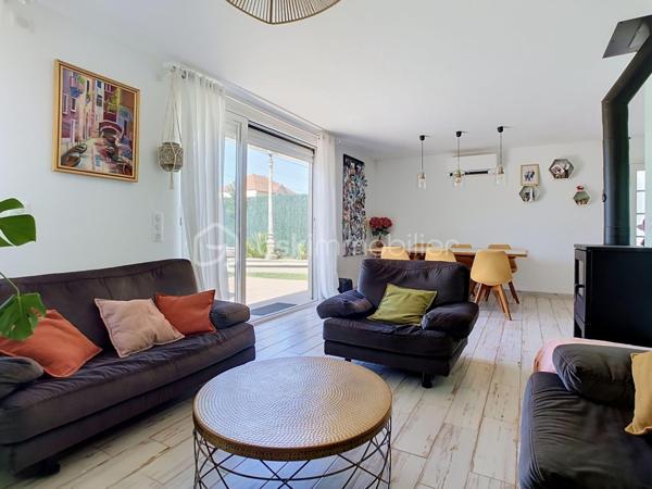 Découvrez cette superbe maison de plain-pied, sans aucun travaux à prévoir, située dans le quartier très calme et prisé du Bouquet .Elle est érigée sur une belle parcelle conséquente de plus de 560 m², elle vous permettra de profiter pleinement des beaux jours, de vos futurs déjeuners en terrasse et de moments de convivialité privilégiés entre amis.
Dès l'entrée, vous serez séduit par un magnifique salon baigné de lumière avec un accès direct sur la terrasse et le jardin. Grâce à sa configuration de plain-pied, la majorité des pièces donnent directement sur le jardin, vous offrant ainsi une vue apaisante depuis quasiment toute la maison. Le salon est prolongé par une grande cuisine dînatoire conviviale, idéale pour recevoir et partager des repas en famille. Vous profiterez d'un confort optimal grâce à un poêle à bois Godin tout neuf et une climatisation réversible.
Côté nuit, la maison de 116 m² habitables propose quatre chambres au total : trois belles chambres ainsi qu'une suite parentale comprenant une très belle salle d'eau spacieuse avec une véritable douche à l'italienne, un WC privatif, et une pièce pouvant servir de dressing. L'espace nuit dispose également d'une salle de bain indépendante équipée d'une baignoire, d'une double vasque, ainsi qu'un WC indépendant.
En complément, vous bénéficierez d'une surface annexe exceptionnelle de 55 m² comprenant un double garage, un atelier, une buanderie, ainsi qu'un espace aménagé en bureau, idéal pour l'exercice d'une profession libérale ou de télétravail en toute indépendance. L'ensemble est complété par deux places de stationnement extérieures.
Les écoles (de la maternelle au collège) et les commerces du centre-ville sont accessibles à pied pour un quotidien idéal.
Il s'agit d'une opportunité rare sur le secteur. À visiter sans tarder !