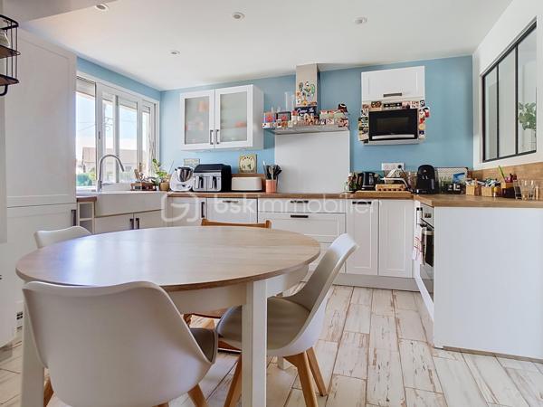 Découvrez cette superbe maison de plain-pied, sans aucun travaux à prévoir, située dans le quartier très calme et prisé du Bouquet .Elle est érigée sur une belle parcelle conséquente de plus de 560 m², elle vous permettra de profiter pleinement des beaux jours, de vos futurs déjeuners en terrasse et de moments de convivialité privilégiés entre amis.
Dès l'entrée, vous serez séduit par un magnifique salon baigné de lumière avec un accès direct sur la terrasse et le jardin. Grâce à sa configuration de plain-pied, la majorité des pièces donnent directement sur le jardin, vous offrant ainsi une vue apaisante depuis quasiment toute la maison. Le salon est prolongé par une grande cuisine dînatoire conviviale, idéale pour recevoir et partager des repas en famille. Vous profiterez d'un confort optimal grâce à un poêle à bois Godin tout neuf et une climatisation réversible.
Côté nuit, la maison de 116 m² habitables propose quatre chambres au total : trois belles chambres ainsi qu'une suite parentale comprenant une très belle salle d'eau spacieuse avec une véritable douche à l'italienne, un WC privatif, et une pièce pouvant servir de dressing. L'espace nuit dispose également d'une salle de bain indépendante équipée d'une baignoire, d'une double vasque, ainsi qu'un WC indépendant.
En complément, vous bénéficierez d'une surface annexe exceptionnelle de 55 m² comprenant un double garage, un atelier, une buanderie, ainsi qu'un espace aménagé en bureau, idéal pour l'exercice d'une profession libérale ou de télétravail en toute indépendance. L'ensemble est complété par deux places de stationnement extérieures.
Les écoles (de la maternelle au collège) et les commerces du centre-ville sont accessibles à pied pour un quotidien idéal.
Il s'agit d'une opportunité rare sur le secteur. À visiter sans tarder !