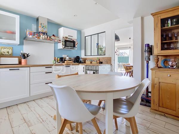 Découvrez cette superbe maison de plain-pied, sans aucun travaux à prévoir, située dans le quartier très calme et prisé du Bouquet .Elle est érigée sur une belle parcelle conséquente de plus de 560 m², elle vous permettra de profiter pleinement des beaux jours, de vos futurs déjeuners en terrasse et de moments de convivialité privilégiés entre amis.
Dès l'entrée, vous serez séduit par un magnifique salon baigné de lumière avec un accès direct sur la terrasse et le jardin. Grâce à sa configuration de plain-pied, la majorité des pièces donnent directement sur le jardin, vous offrant ainsi une vue apaisante depuis quasiment toute la maison. Le salon est prolongé par une grande cuisine dînatoire conviviale, idéale pour recevoir et partager des repas en famille. Vous profiterez d'un confort optimal grâce à un poêle à bois Godin tout neuf et une climatisation réversible.
Côté nuit, la maison de 116 m² habitables propose quatre chambres au total : trois belles chambres ainsi qu'une suite parentale comprenant une très belle salle d'eau spacieuse avec une véritable douche à l'italienne, un WC privatif, et une pièce pouvant servir de dressing. L'espace nuit dispose également d'une salle de bain indépendante équipée d'une baignoire, d'une double vasque, ainsi qu'un WC indépendant.
En complément, vous bénéficierez d'une surface annexe exceptionnelle de 55 m² comprenant un double garage, un atelier, une buanderie, ainsi qu'un espace aménagé en bureau, idéal pour l'exercice d'une profession libérale ou de télétravail en toute indépendance. L'ensemble est complété par deux places de stationnement extérieures.
Les écoles (de la maternelle au collège) et les commerces du centre-ville sont accessibles à pied pour un quotidien idéal.
Il s'agit d'une opportunité rare sur le secteur. À visiter sans tarder !