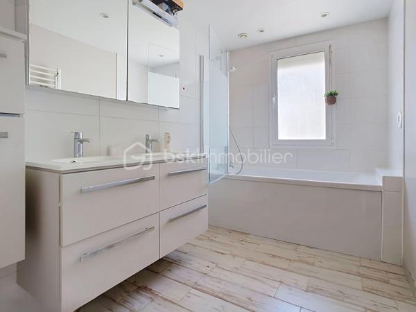 Découvrez cette superbe maison de plain-pied, sans aucun travaux à prévoir, située dans le quartier très calme et prisé du Bouquet .Elle est érigée sur une belle parcelle conséquente de plus de 560 m², elle vous permettra de profiter pleinement des beaux jours, de vos futurs déjeuners en terrasse et de moments de convivialité privilégiés entre amis.
Dès l'entrée, vous serez séduit par un magnifique salon baigné de lumière avec un accès direct sur la terrasse et le jardin. Grâce à sa configuration de plain-pied, la majorité des pièces donnent directement sur le jardin, vous offrant ainsi une vue apaisante depuis quasiment toute la maison. Le salon est prolongé par une grande cuisine dînatoire conviviale, idéale pour recevoir et partager des repas en famille. Vous profiterez d'un confort optimal grâce à un poêle à bois Godin tout neuf et une climatisation réversible.
Côté nuit, la maison de 116 m² habitables propose quatre chambres au total : trois belles chambres ainsi qu'une suite parentale comprenant une très belle salle d'eau spacieuse avec une véritable douche à l'italienne, un WC privatif, et une pièce pouvant servir de dressing. L'espace nuit dispose également d'une salle de bain indépendante équipée d'une baignoire, d'une double vasque, ainsi qu'un WC indépendant.
En complément, vous bénéficierez d'une surface annexe exceptionnelle de 55 m² comprenant un double garage, un atelier, une buanderie, ainsi qu'un espace aménagé en bureau, idéal pour l'exercice d'une profession libérale ou de télétravail en toute indépendance. L'ensemble est complété par deux places de stationnement extérieures.
Les écoles (de la maternelle au collège) et les commerces du centre-ville sont accessibles à pied pour un quotidien idéal.
Il s'agit d'une opportunité rare sur le secteur. À visiter sans tarder !