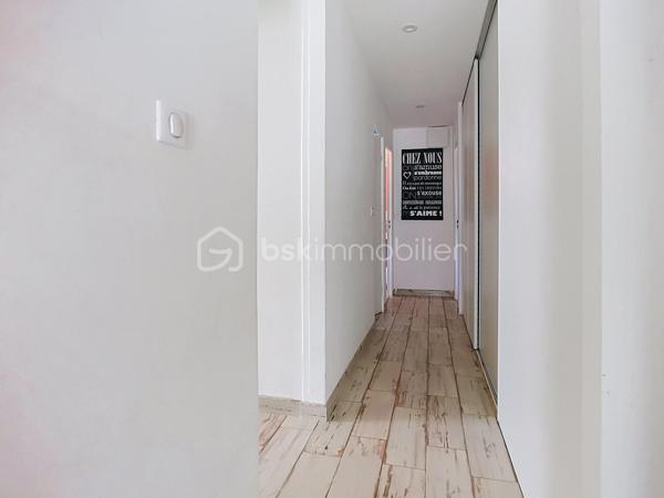 Découvrez cette superbe maison de plain-pied, sans aucun travaux à prévoir, située dans le quartier très calme et prisé du Bouquet .Elle est érigée sur une belle parcelle conséquente de plus de 560 m², elle vous permettra de profiter pleinement des beaux jours, de vos futurs déjeuners en terrasse et de moments de convivialité privilégiés entre amis.
Dès l'entrée, vous serez séduit par un magnifique salon baigné de lumière avec un accès direct sur la terrasse et le jardin. Grâce à sa configuration de plain-pied, la majorité des pièces donnent directement sur le jardin, vous offrant ainsi une vue apaisante depuis quasiment toute la maison. Le salon est prolongé par une grande cuisine dînatoire conviviale, idéale pour recevoir et partager des repas en famille. Vous profiterez d'un confort optimal grâce à un poêle à bois Godin tout neuf et une climatisation réversible.
Côté nuit, la maison de 116 m² habitables propose quatre chambres au total : trois belles chambres ainsi qu'une suite parentale comprenant une très belle salle d'eau spacieuse avec une véritable douche à l'italienne, un WC privatif, et une pièce pouvant servir de dressing. L'espace nuit dispose également d'une salle de bain indépendante équipée d'une baignoire, d'une double vasque, ainsi qu'un WC indépendant.
En complément, vous bénéficierez d'une surface annexe exceptionnelle de 55 m² comprenant un double garage, un atelier, une buanderie, ainsi qu'un espace aménagé en bureau, idéal pour l'exercice d'une profession libérale ou de télétravail en toute indépendance. L'ensemble est complété par deux places de stationnement extérieures.
Les écoles (de la maternelle au collège) et les commerces du centre-ville sont accessibles à pied pour un quotidien idéal.
Il s'agit d'une opportunité rare sur le secteur. À visiter sans tarder !