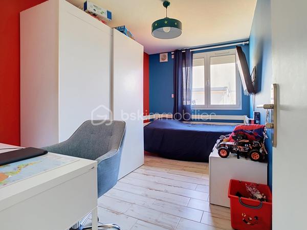 Découvrez cette superbe maison de plain-pied, sans aucun travaux à prévoir, située dans le quartier très calme et prisé du Bouquet .Elle est érigée sur une belle parcelle conséquente de plus de 560 m², elle vous permettra de profiter pleinement des beaux jours, de vos futurs déjeuners en terrasse et de moments de convivialité privilégiés entre amis.
Dès l'entrée, vous serez séduit par un magnifique salon baigné de lumière avec un accès direct sur la terrasse et le jardin. Grâce à sa configuration de plain-pied, la majorité des pièces donnent directement sur le jardin, vous offrant ainsi une vue apaisante depuis quasiment toute la maison. Le salon est prolongé par une grande cuisine dînatoire conviviale, idéale pour recevoir et partager des repas en famille. Vous profiterez d'un confort optimal grâce à un poêle à bois Godin tout neuf et une climatisation réversible.
Côté nuit, la maison de 116 m² habitables propose quatre chambres au total : trois belles chambres ainsi qu'une suite parentale comprenant une très belle salle d'eau spacieuse avec une véritable douche à l'italienne, un WC privatif, et une pièce pouvant servir de dressing. L'espace nuit dispose également d'une salle de bain indépendante équipée d'une baignoire, d'une double vasque, ainsi qu'un WC indépendant.
En complément, vous bénéficierez d'une surface annexe exceptionnelle de 55 m² comprenant un double garage, un atelier, une buanderie, ainsi qu'un espace aménagé en bureau, idéal pour l'exercice d'une profession libérale ou de télétravail en toute indépendance. L'ensemble est complété par deux places de stationnement extérieures.
Les écoles (de la maternelle au collège) et les commerces du centre-ville sont accessibles à pied pour un quotidien idéal.
Il s'agit d'une opportunité rare sur le secteur. À visiter sans tarder !