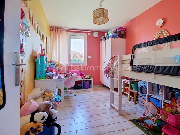 Découvrez cette superbe maison de plain-pied, sans aucun travaux à prévoir, située dans le quartier très calme et prisé du Bouquet .Elle est érigée sur une belle parcelle conséquente de plus de 560 m², elle vous permettra de profiter pleinement des beaux jours, de vos futurs déjeuners en terrasse et de moments de convivialité privilégiés entre amis.
Dès l'entrée, vous serez séduit par un magnifique salon baigné de lumière avec un accès direct sur la terrasse et le jardin. Grâce à sa configuration de plain-pied, la majorité des pièces donnent directement sur le jardin, vous offrant ainsi une vue apaisante depuis quasiment toute la maison. Le salon est prolongé par une grande cuisine dînatoire conviviale, idéale pour recevoir et partager des repas en famille. Vous profiterez d'un confort optimal grâce à un poêle à bois Godin tout neuf et une climatisation réversible.
Côté nuit, la maison de 116 m² habitables propose quatre chambres au total : trois belles chambres ainsi qu'une suite parentale comprenant une très belle salle d'eau spacieuse avec une véritable douche à l'italienne, un WC privatif, et une pièce pouvant servir de dressing. L'espace nuit dispose également d'une salle de bain indépendante équipée d'une baignoire, d'une double vasque, ainsi qu'un WC indépendant.
En complément, vous bénéficierez d'une surface annexe exceptionnelle de 55 m² comprenant un double garage, un atelier, une buanderie, ainsi qu'un espace aménagé en bureau, idéal pour l'exercice d'une profession libérale ou de télétravail en toute indépendance. L'ensemble est complété par deux places de stationnement extérieures.
Les écoles (de la maternelle au collège) et les commerces du centre-ville sont accessibles à pied pour un quotidien idéal.
Il s'agit d'une opportunité rare sur le secteur. À visiter sans tarder !