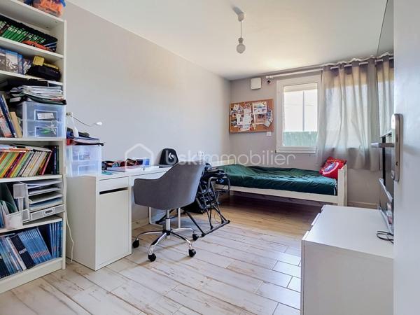 Découvrez cette superbe maison de plain-pied, sans aucun travaux à prévoir, située dans le quartier très calme et prisé du Bouquet .Elle est érigée sur une belle parcelle conséquente de plus de 560 m², elle vous permettra de profiter pleinement des beaux jours, de vos futurs déjeuners en terrasse et de moments de convivialité privilégiés entre amis.
Dès l'entrée, vous serez séduit par un magnifique salon baigné de lumière avec un accès direct sur la terrasse et le jardin. Grâce à sa configuration de plain-pied, la majorité des pièces donnent directement sur le jardin, vous offrant ainsi une vue apaisante depuis quasiment toute la maison. Le salon est prolongé par une grande cuisine dînatoire conviviale, idéale pour recevoir et partager des repas en famille. Vous profiterez d'un confort optimal grâce à un poêle à bois Godin tout neuf et une climatisation réversible.
Côté nuit, la maison de 116 m² habitables propose quatre chambres au total : trois belles chambres ainsi qu'une suite parentale comprenant une très belle salle d'eau spacieuse avec une véritable douche à l'italienne, un WC privatif, et une pièce pouvant servir de dressing. L'espace nuit dispose également d'une salle de bain indépendante équipée d'une baignoire, d'une double vasque, ainsi qu'un WC indépendant.
En complément, vous bénéficierez d'une surface annexe exceptionnelle de 55 m² comprenant un double garage, un atelier, une buanderie, ainsi qu'un espace aménagé en bureau, idéal pour l'exercice d'une profession libérale ou de télétravail en toute indépendance. L'ensemble est complété par deux places de stationnement extérieures.
Les écoles (de la maternelle au collège) et les commerces du centre-ville sont accessibles à pied pour un quotidien idéal.
Il s'agit d'une opportunité rare sur le secteur. À visiter sans tarder !