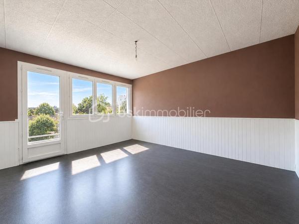 En Exclusivité à Noyon, cet appartement de 57 m² offrant une disposition fonctionnelle et agréable. 

L’appartement se compose d’une entrée desservant les différents espaces de vie.

Vous trouverez un séjour lumineux avec balcon, deux chambres dont l’une bénéficiant de ce même balcon, une cuisine indépendante accompagnée d’un coin buanderie avec second petit balcon, une salle d’eau et un WC indépendant
Une Cave privative complète ce bien.

Un appartement offrant un cadre de vie pratique et fonctionnel, idéale pour une résidence principale ou un investissement locatif.

Estimation locative nue : 
- Loyer potentiel : 630€ / mois
- Faible vacance locative dans le secteur

À visiter sans tarder !