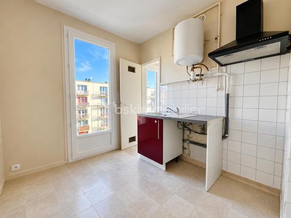 En Exclusivité à Noyon, cet appartement de 57 m² offrant une disposition fonctionnelle et agréable. 

L’appartement se compose d’une entrée desservant les différents espaces de vie.

Vous trouverez un séjour lumineux avec balcon, deux chambres dont l’une bénéficiant de ce même balcon, une cuisine indépendante accompagnée d’un coin buanderie avec second petit balcon, une salle d’eau et un WC indépendant
Une Cave privative complète ce bien.

Un appartement offrant un cadre de vie pratique et fonctionnel, idéale pour une résidence principale ou un investissement locatif.

Estimation locative nue : 
- Loyer potentiel : 630€ / mois
- Faible vacance locative dans le secteur

À visiter sans tarder !